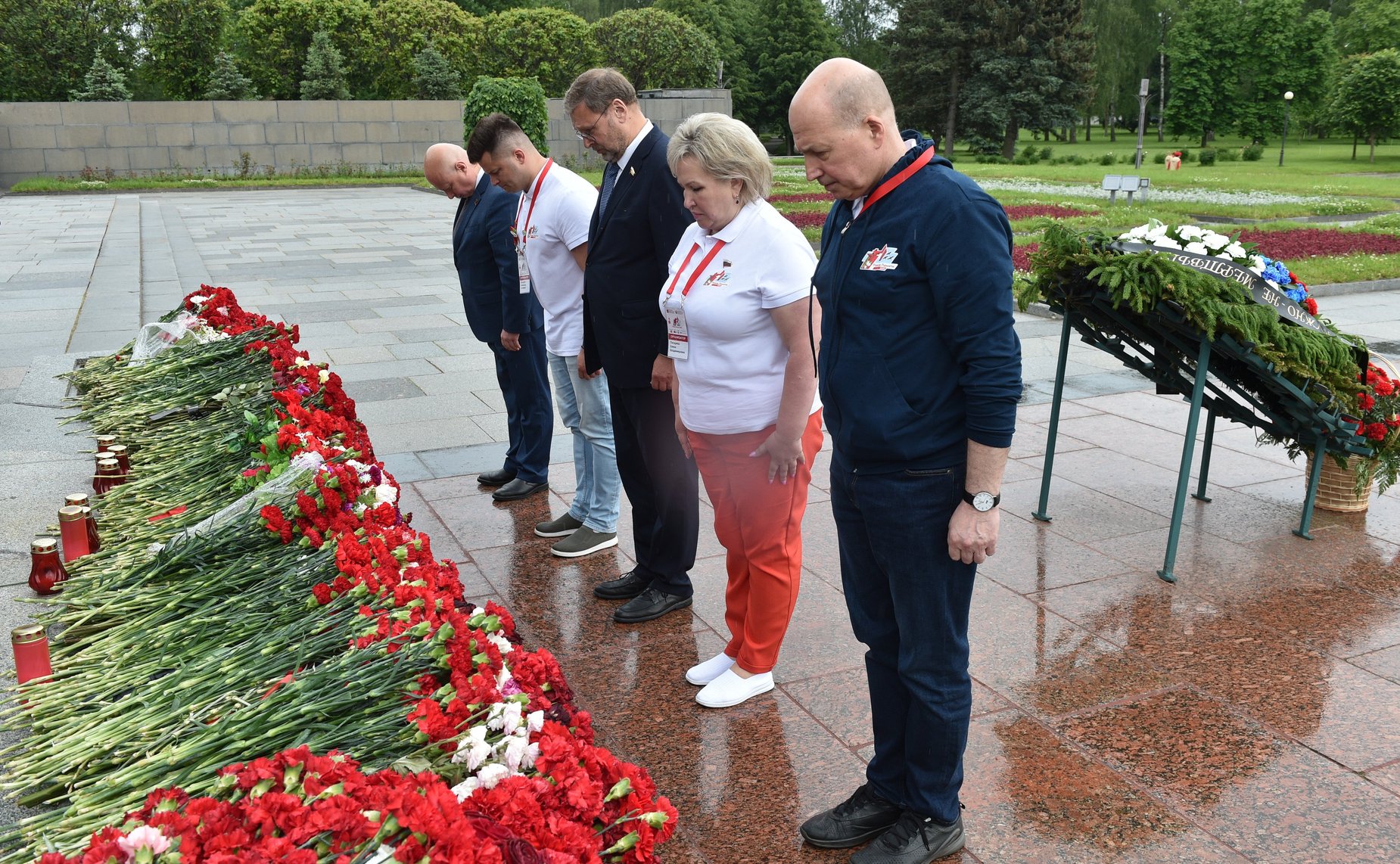 Участники проекта «Поезд Памяти» посетили Пискаревское мемориальное кладбище