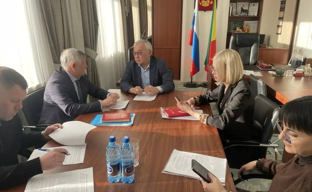 Баир Жамсуев и Сергей Михайлов в ходе рабочей поездки провели совещание, на котором обсуждался мониторинг объектов федерального недвижимого имущества в регионе