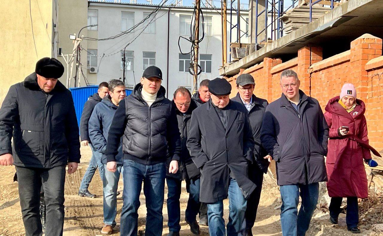 Анатолий Артамонов совершил рабочую поездку в Кавминводы и посетил строительные площадки социальных объектов Кисловодска