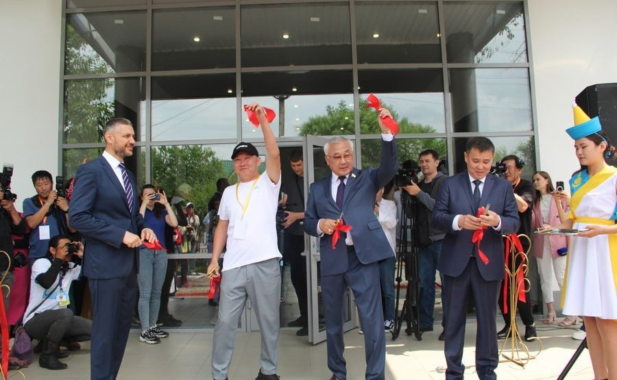 Баир Жамсуев принял участие в открытии галереи Жигжита Баясхаланова