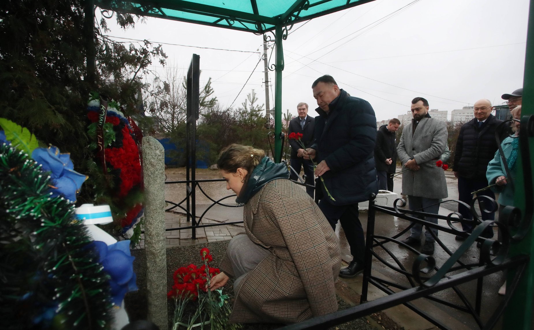 Сенаторы возложили цветы к мемориалу участникам Великой Отечественной войны