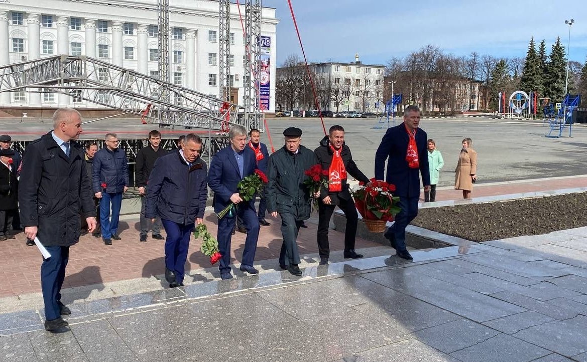 Айрат Гибатдинов принял участие в торжественном возложении цветов к памятнику Ленина совместно с губернатором Ульяновской области А. Русских
