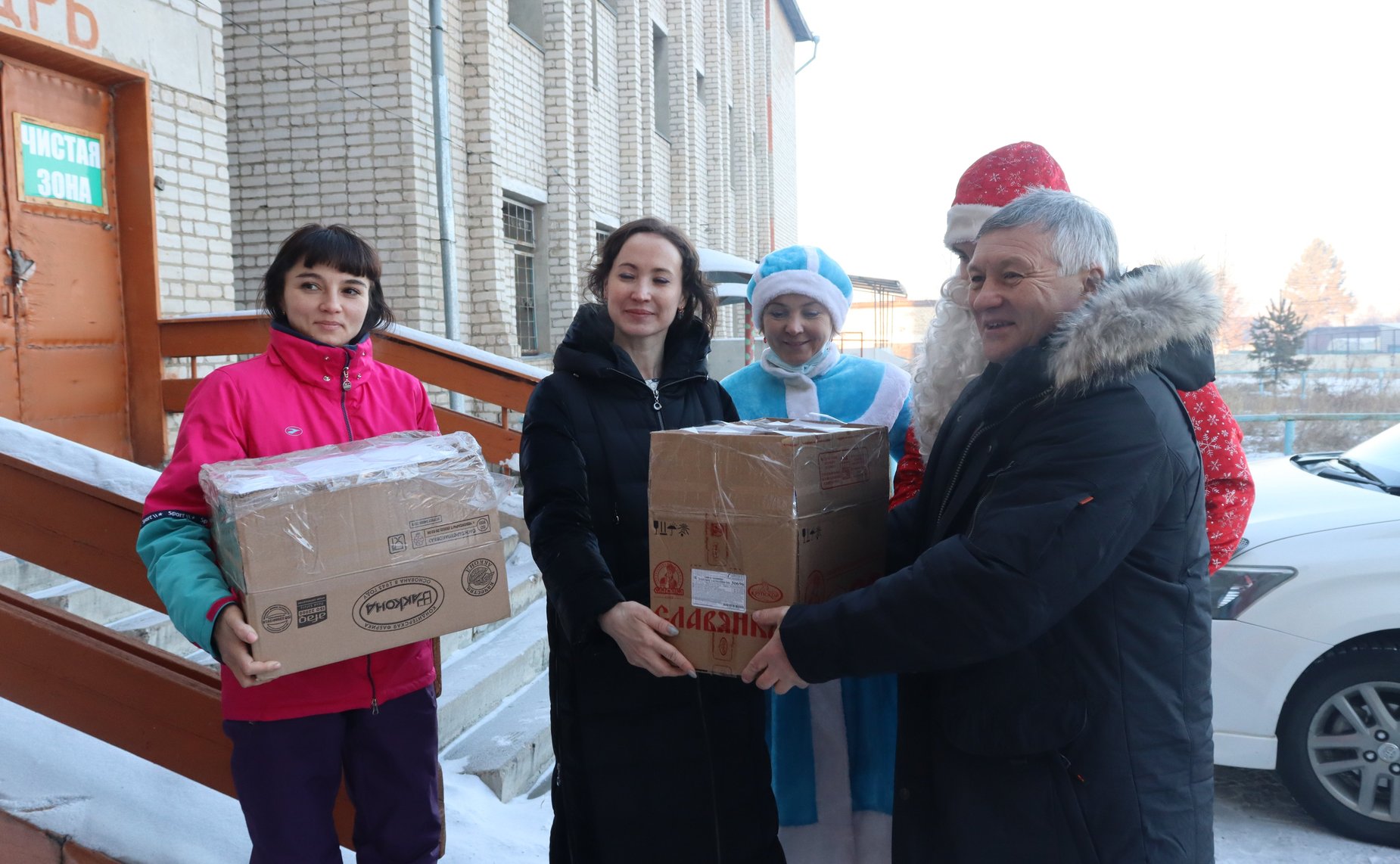 Сергей Михайлов посетил моностационар, который был развернут для борьбы с COVID-19 на базе Нерчинской центральной районной больницы и поздравил медицинский персонал с наступающим Новым годом