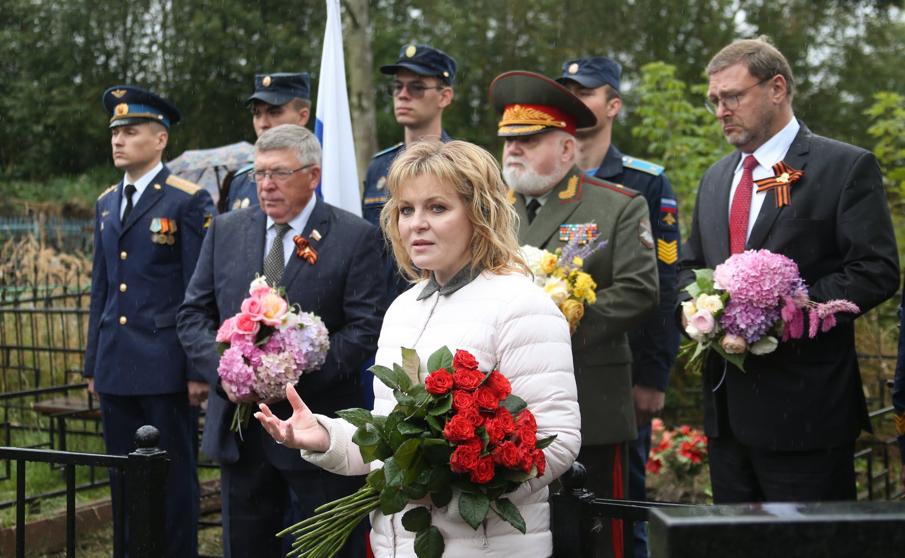 Константин Косачев и Валерий Рязанский приняли участие в открытии двух отремонтированных и реконструированных воинских мемориалов, расположенных на территории Спас-Заулковского муниципального кладбища