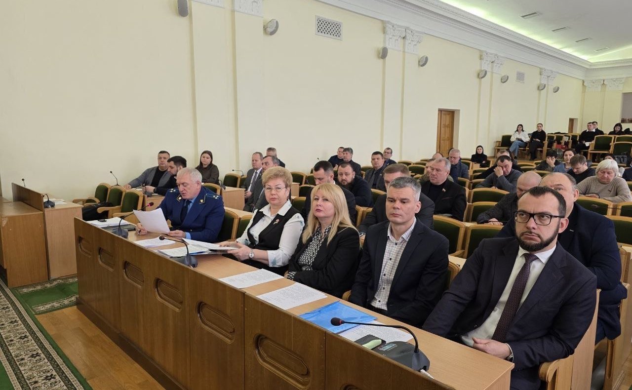 Ольга Бас в ходе поездки в регион приняла участие в первом в этом году пленарном заседании Народного совета ЛНР