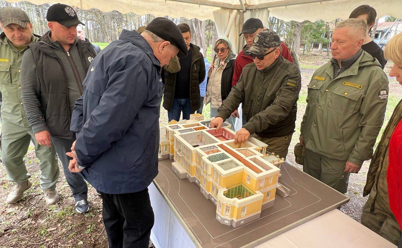 Анатолий Артамонов в ходе поездки в регион посетил музей изобразительных искусств и принял участие в открытии выставки заслуженного художника РФ Наталии Овсиенко «Россия — Китай. Без перевода»