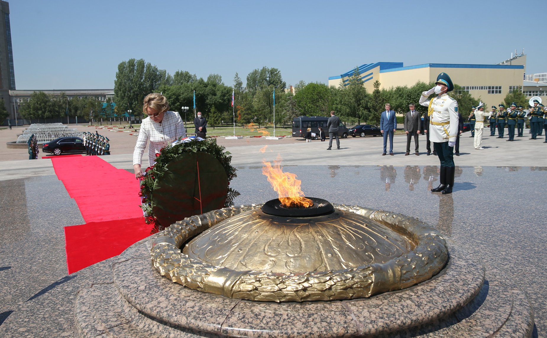 Церемония возложения венка к Монументу защитникам Отечества