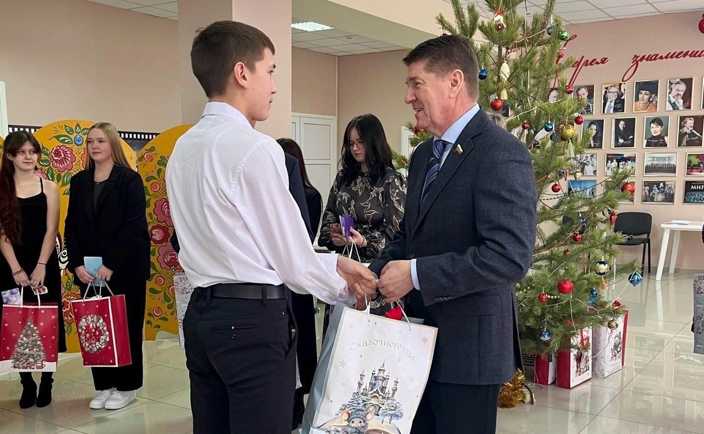 Андрей Шевченко наградил молодых оренбуржцев, отличившихся в учебе, спорте, творчестве и волонтерской деятельности