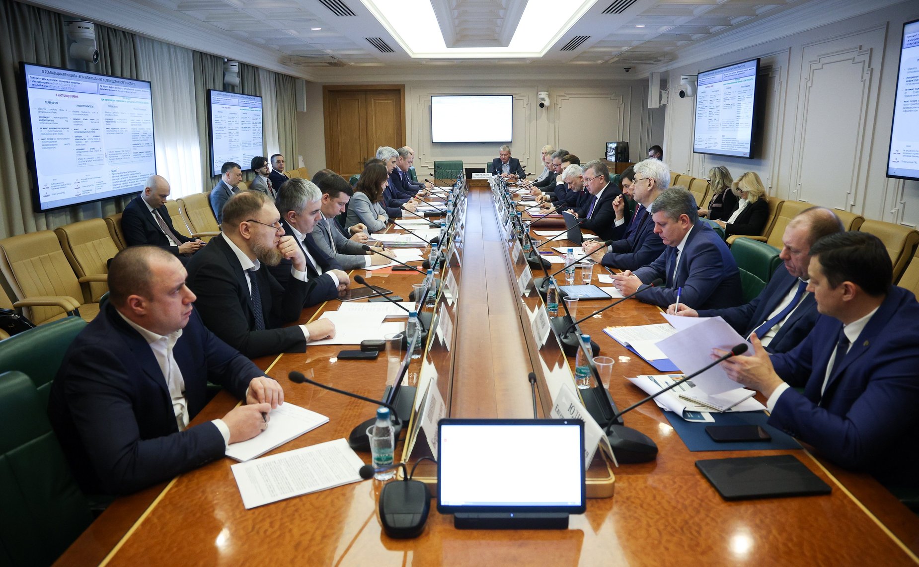 Совещание Комитета СФ по экономической политике «О совершенствовании порядка взаимодействия участников перевозок железнодорожным транспортом и повышении эффективности государственного регулирования в области железнодорожного транспорта»