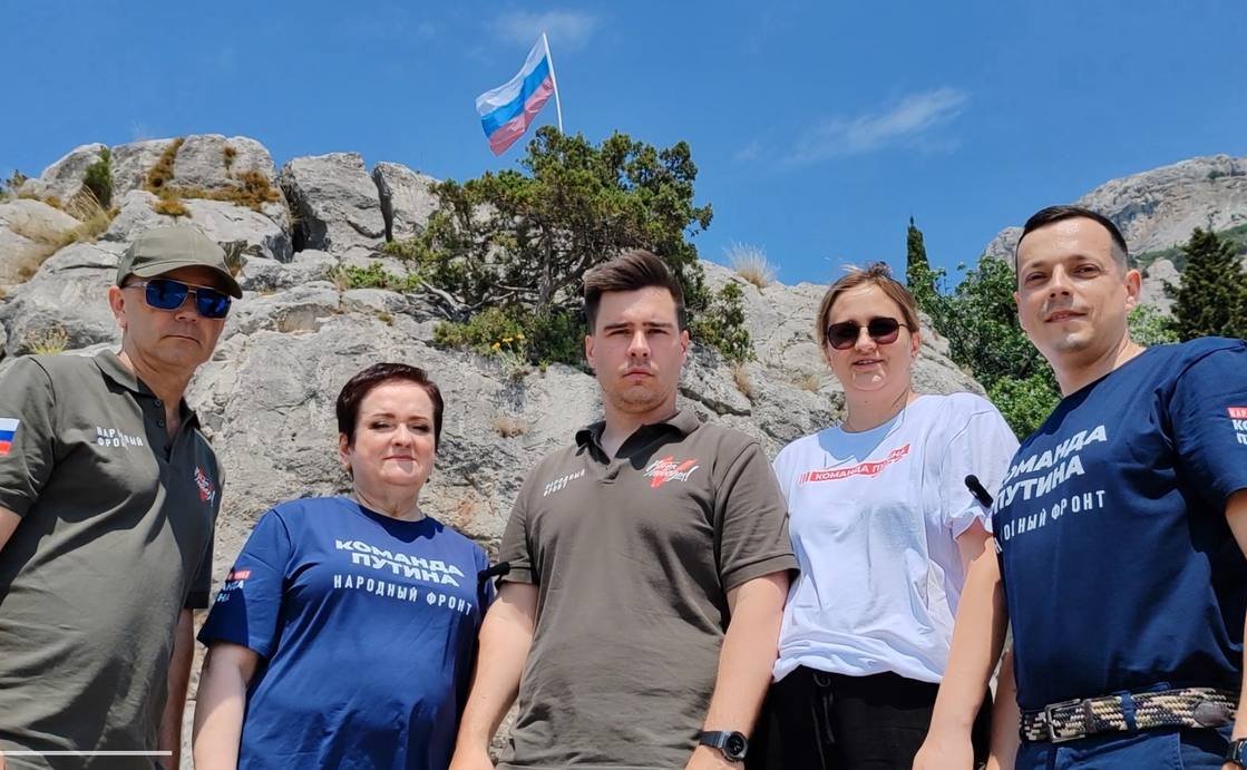 Лариса Мельник вместе с командой Народного фронта вновь водрузили флаг России на живописном берегу бухты Ласпи