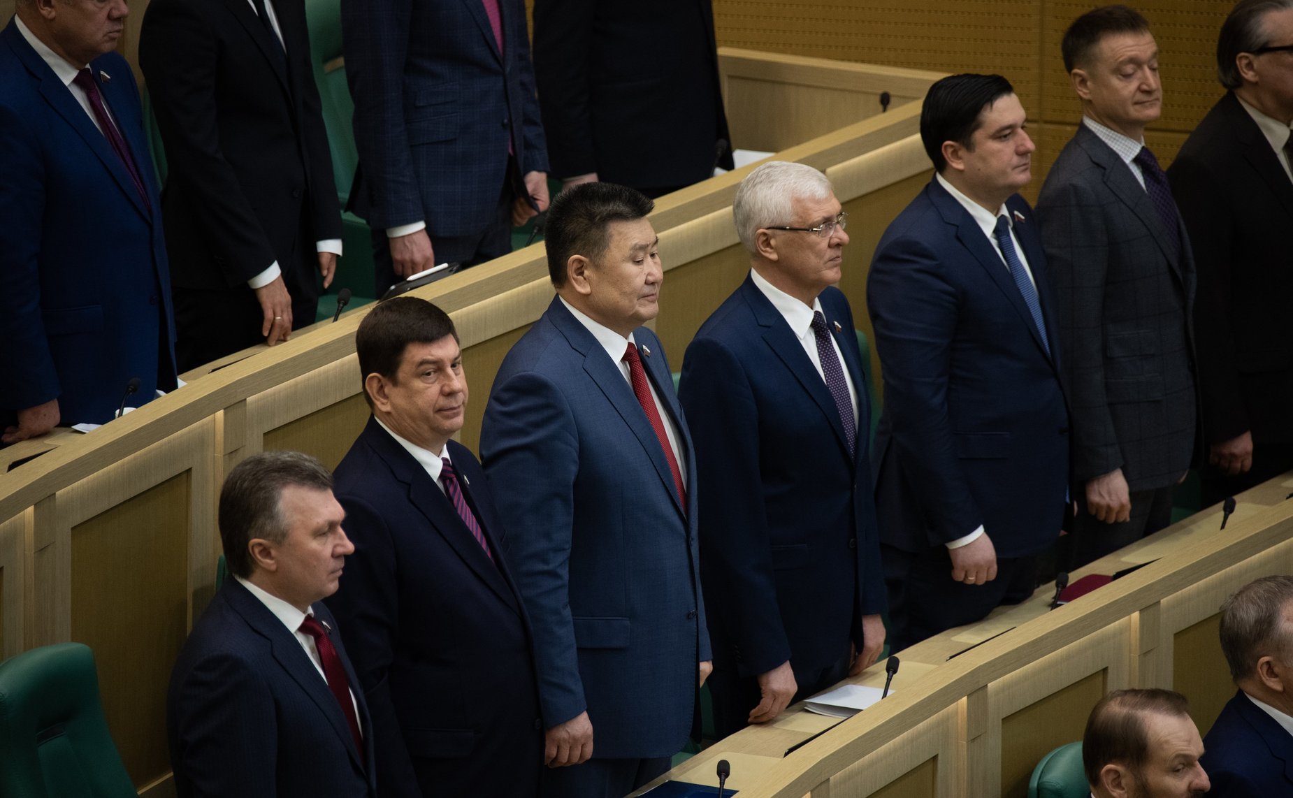 Сенаторы слушают гимн России перед началом 478-го заседания Совета Федерации