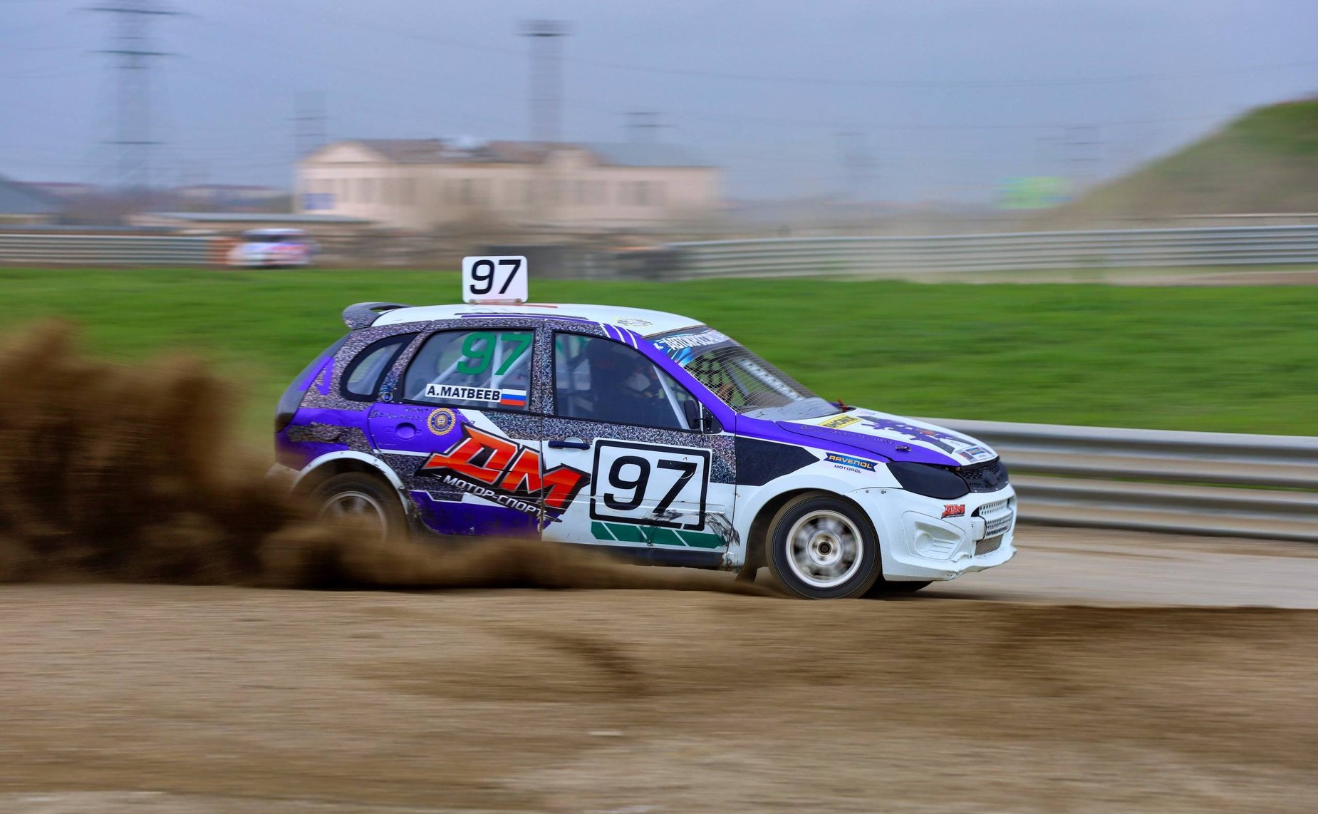 Мохмад Ахмадов в рамках работы в регионе посетил первый и второй этапы Чемпионата и Первенства России по кроссу, которые прошли на автодроме «Крепость Грозная»