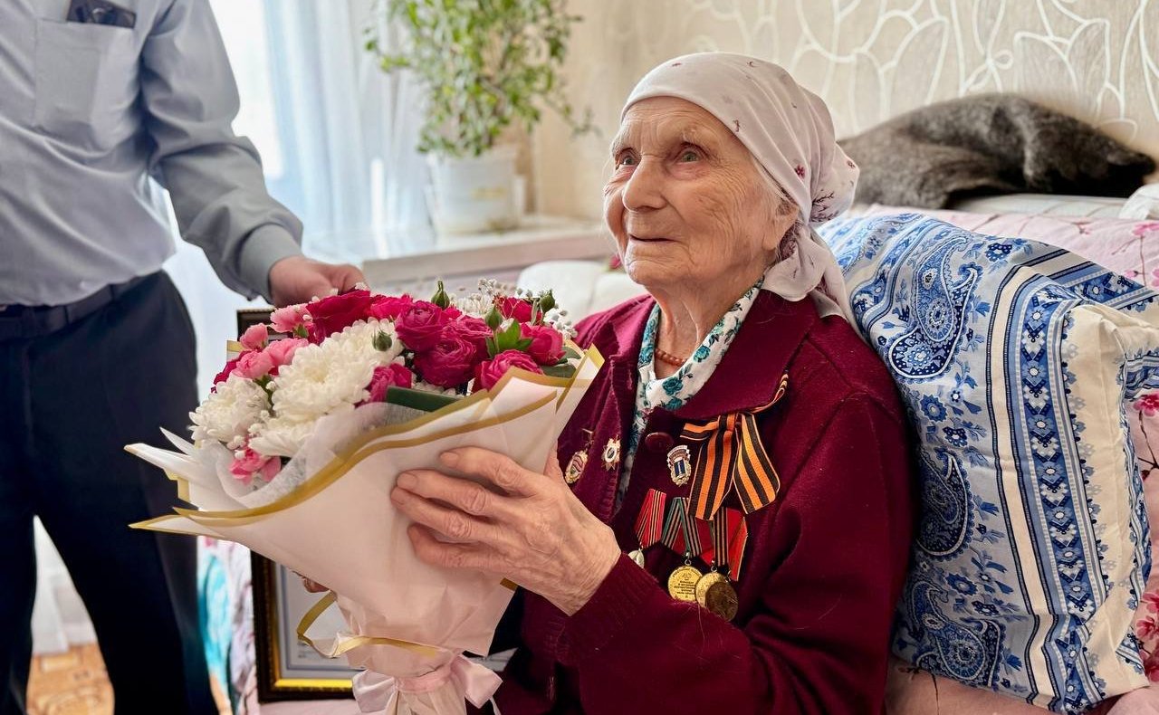 Айрат Гибатдинов вместе с главой Засвияжского района Наилем Юманкуловым передали диплом и знак «Почетный гражданин города Ульяновска» и поблагодарили за проявленный личный героизм и мужество при исполнении воинского долга по защите Отечества Мяфуру Асядул