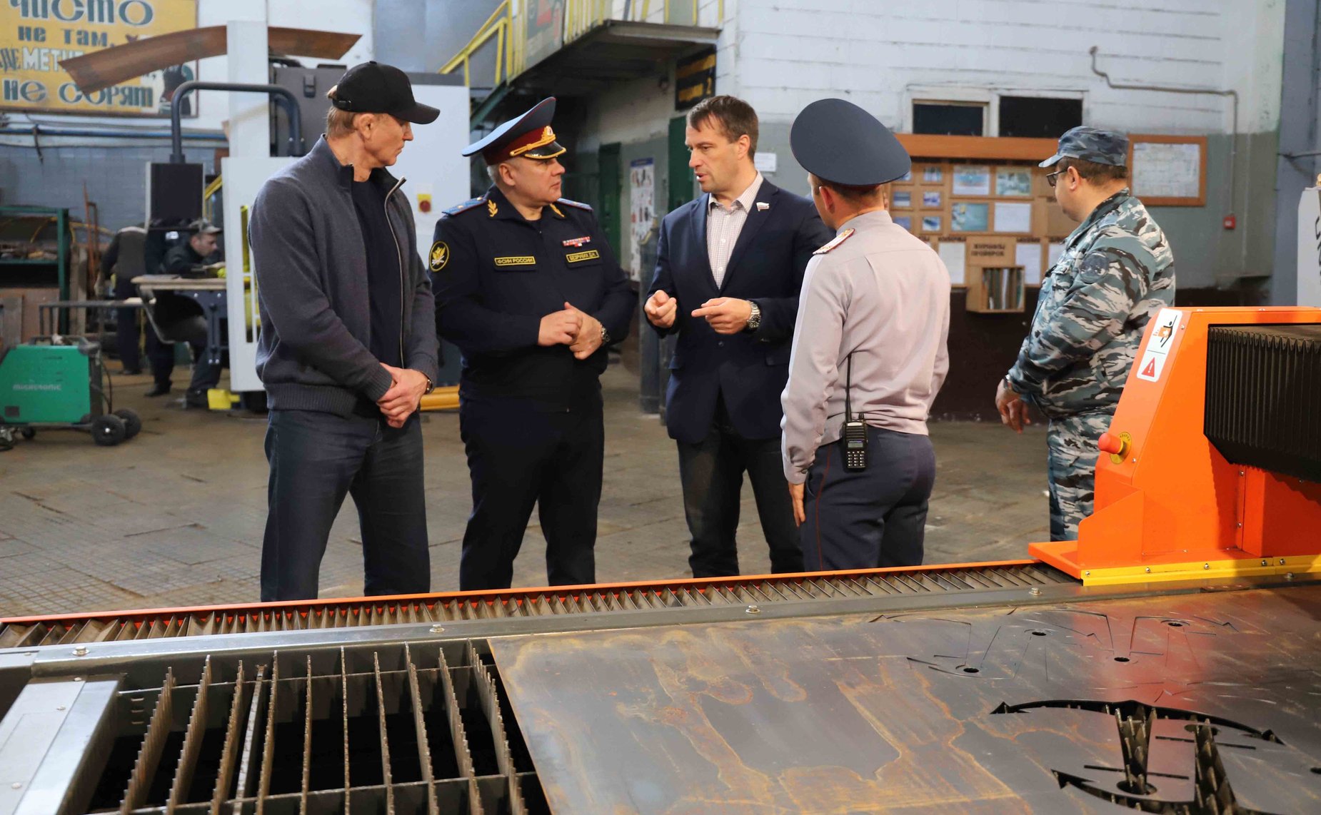 Эдуард Исаков осмотрел производственные и жилые помещения исправительной колонии строгого режима №15 в городе Батайске