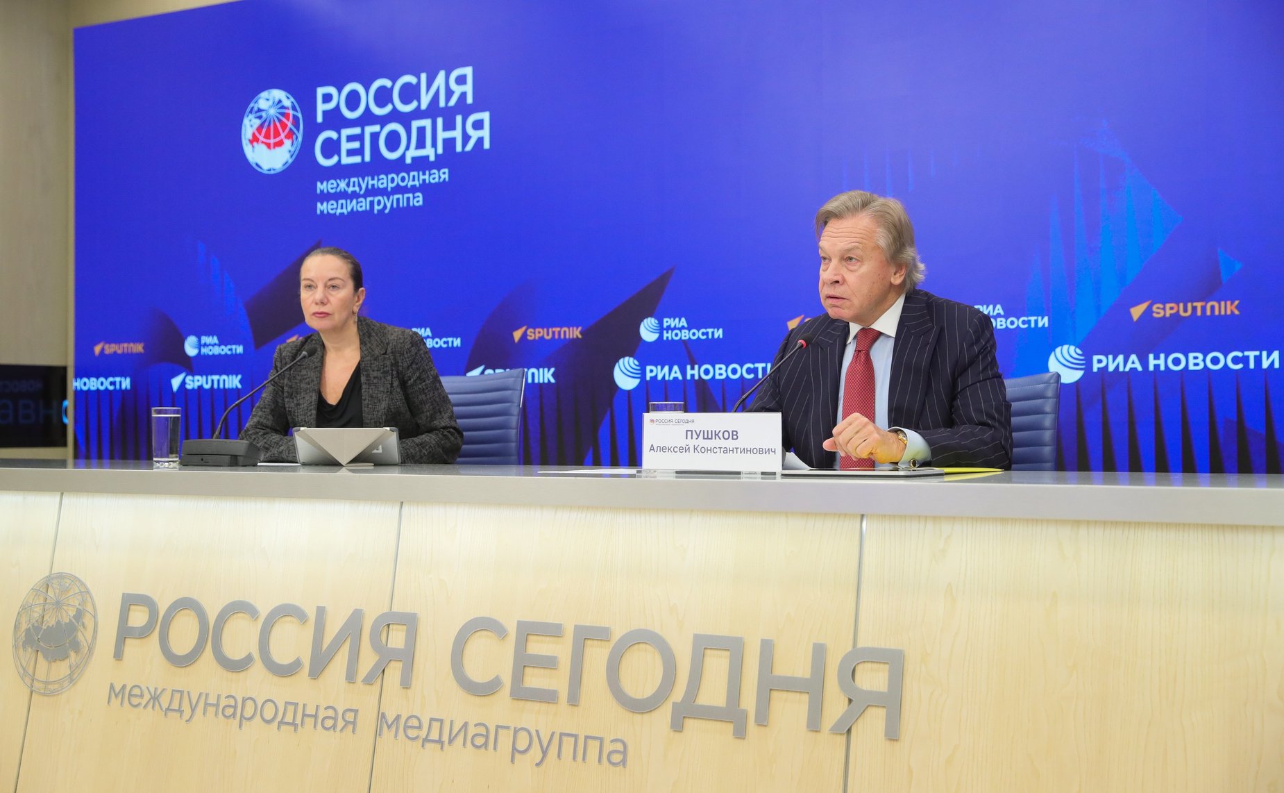 Пресс-конференция председателя Комиссии Совета Федерации по информационной политике и взаимодействию со средствами массовой информации Алексея Пушкова по итогам работы Комиссии в 2025 году