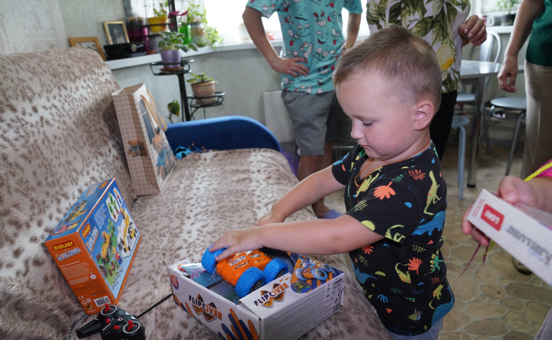 Инна Святенко вместе с волонтерами поддержала акцию «Собери ребёнка в школу», навестив семью Головых, в которой воспитываются четверо детей