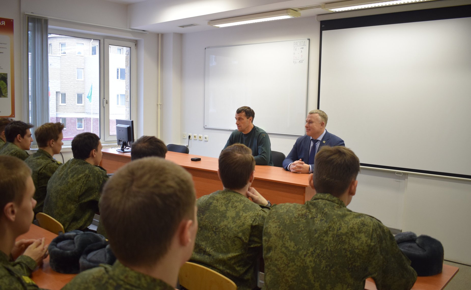 Эдуард Исаков посетил Военный учебный центр при Югорском государственном университете