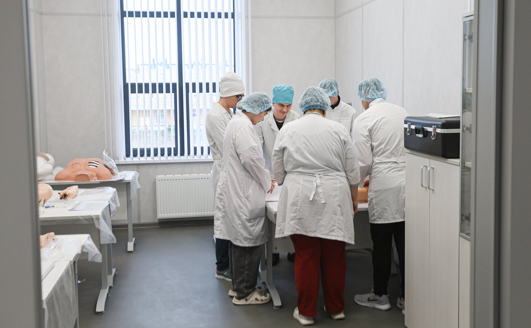 Сенаторы РФ посетили учебно-лабораторный корпус Псковского ГУ