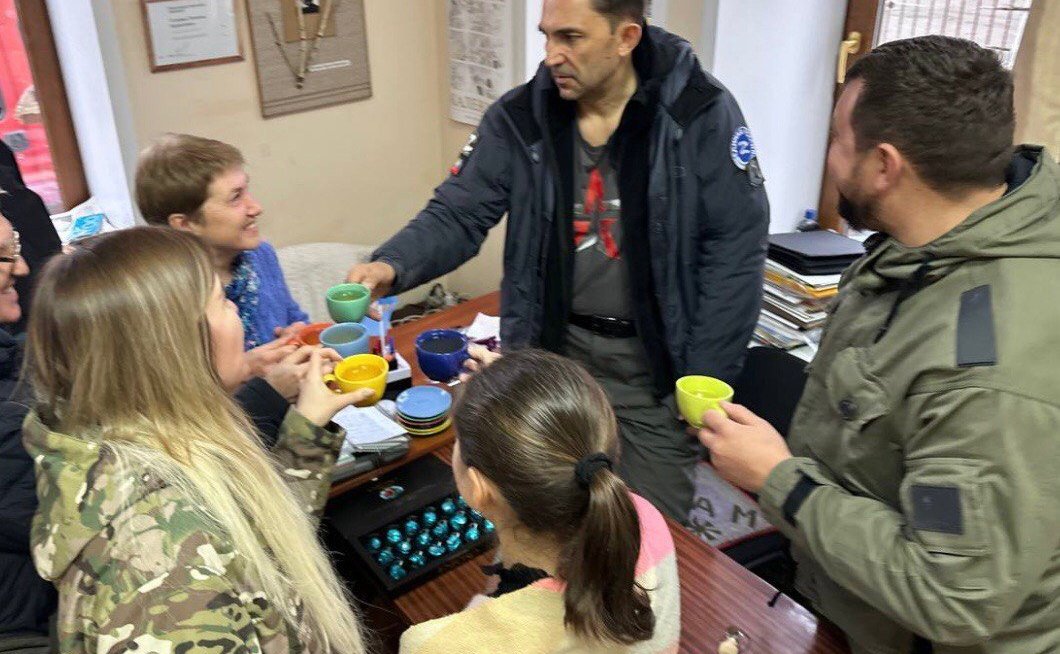 Андрей Хапочкин привез в полуразрушенный Мариупольский краеведческий музей офисное оборудование