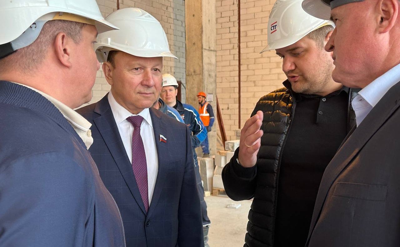 Александр Ролик вместе с заместителем председателя правительства Приморского края Виталием Блоцким проинспектировал строительство крупного культурного объекта – Музейного и театрально-образовательного комплекса