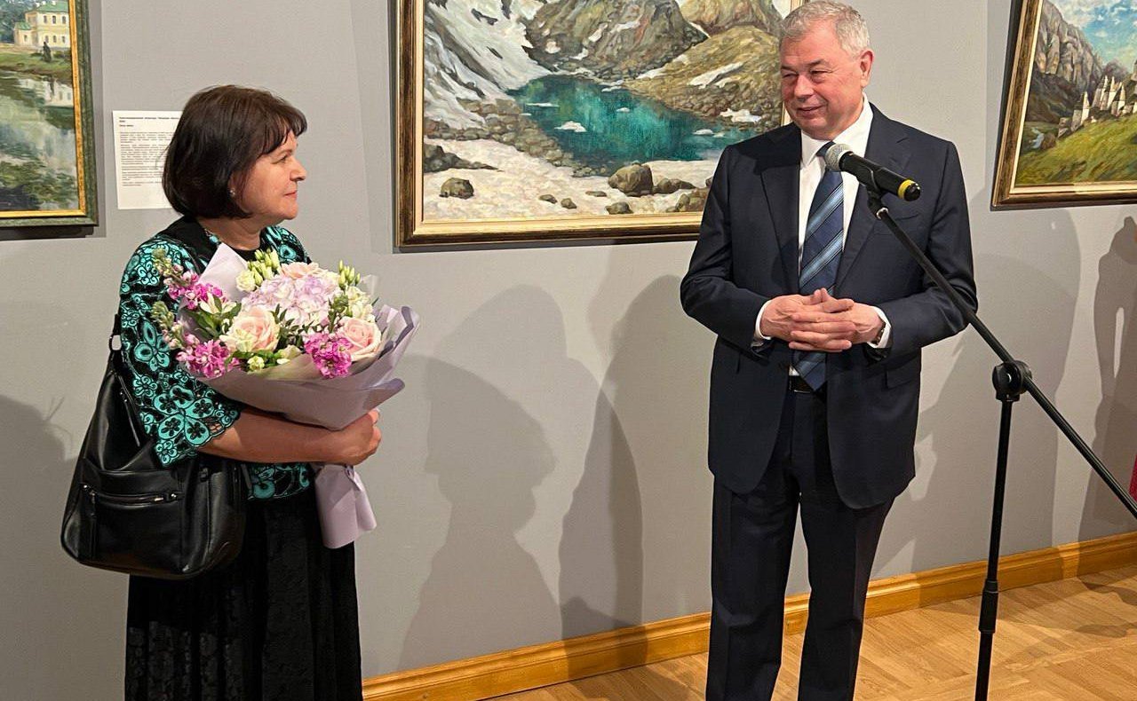Анатолий Артамонов в ходе поездки в регион посетил музей изобразительных искусств и принял участие в открытии выставки заслуженного художника РФ Наталии Овсиенко «Россия — Китай. Без перевода»