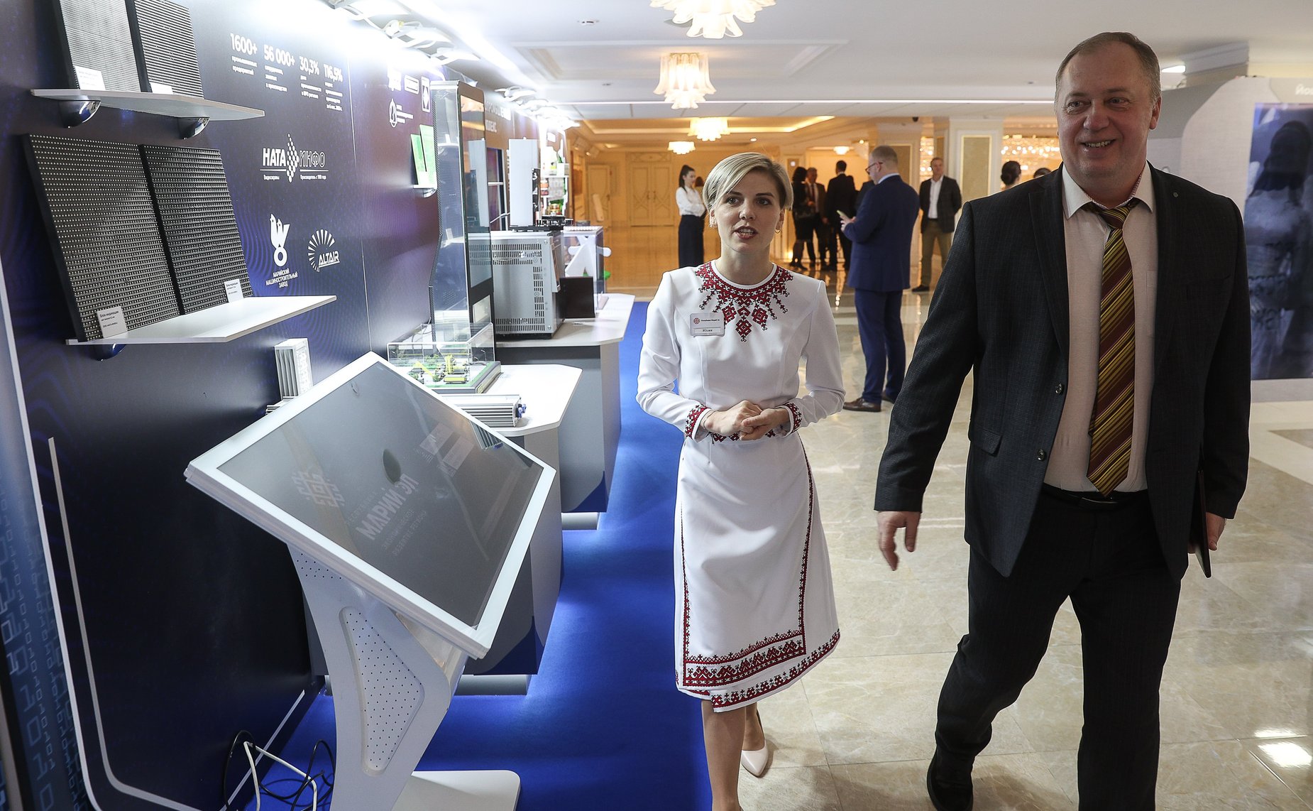 Валентина Матвиенко и Юрий Зайцев осмотрели выставку, посвященную культуре, истории и перспективным направлениям развития Республики Марий Эл