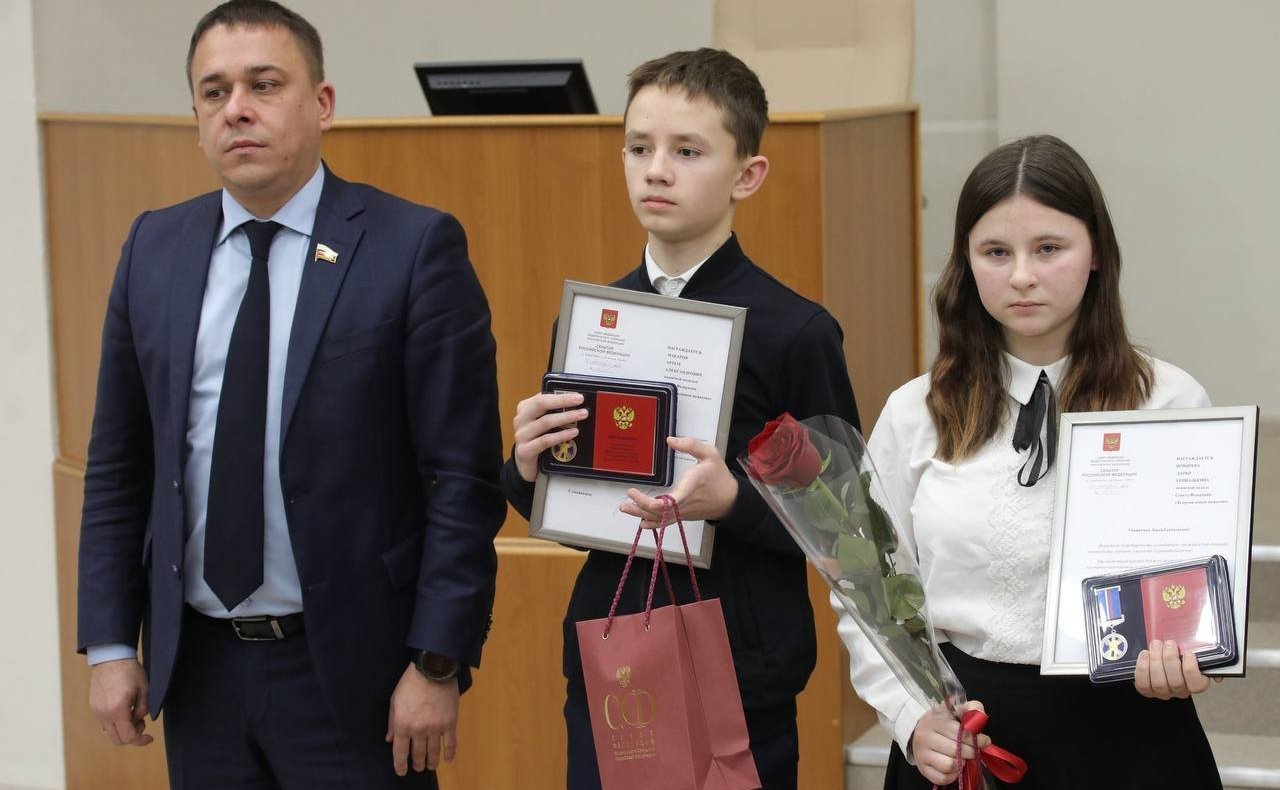 Сергей Рябухин и Айрат Гибатдинов приняли участие в прошедшей в регионе церемонии награждения юных героев памятными медалями Совета Федерации «За проявленное мужество»