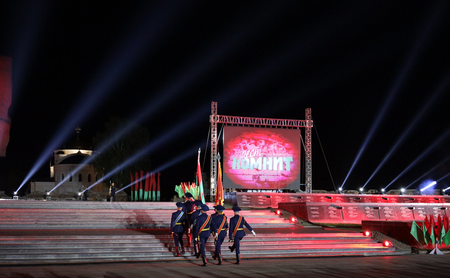 В память о событиях Великой Отечественной войны в ночь на 22 июня прошел митинг-реквием, в котором участвовали как школьники, прибывшие на «Поезде Памяти»