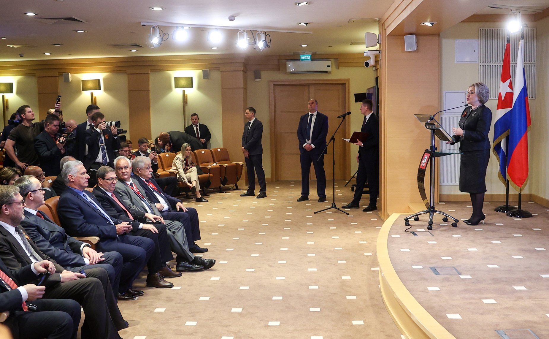 Председатель Совета Федерации Валентина Матвиенко, Президент Кубы Мигель Марио Диас-Канель и Председатель Московской городской Думы Алексей Шапошников открыли фотовыставку, посвящённую 65-летию восстановления российско-кубинских дипломатических отношений