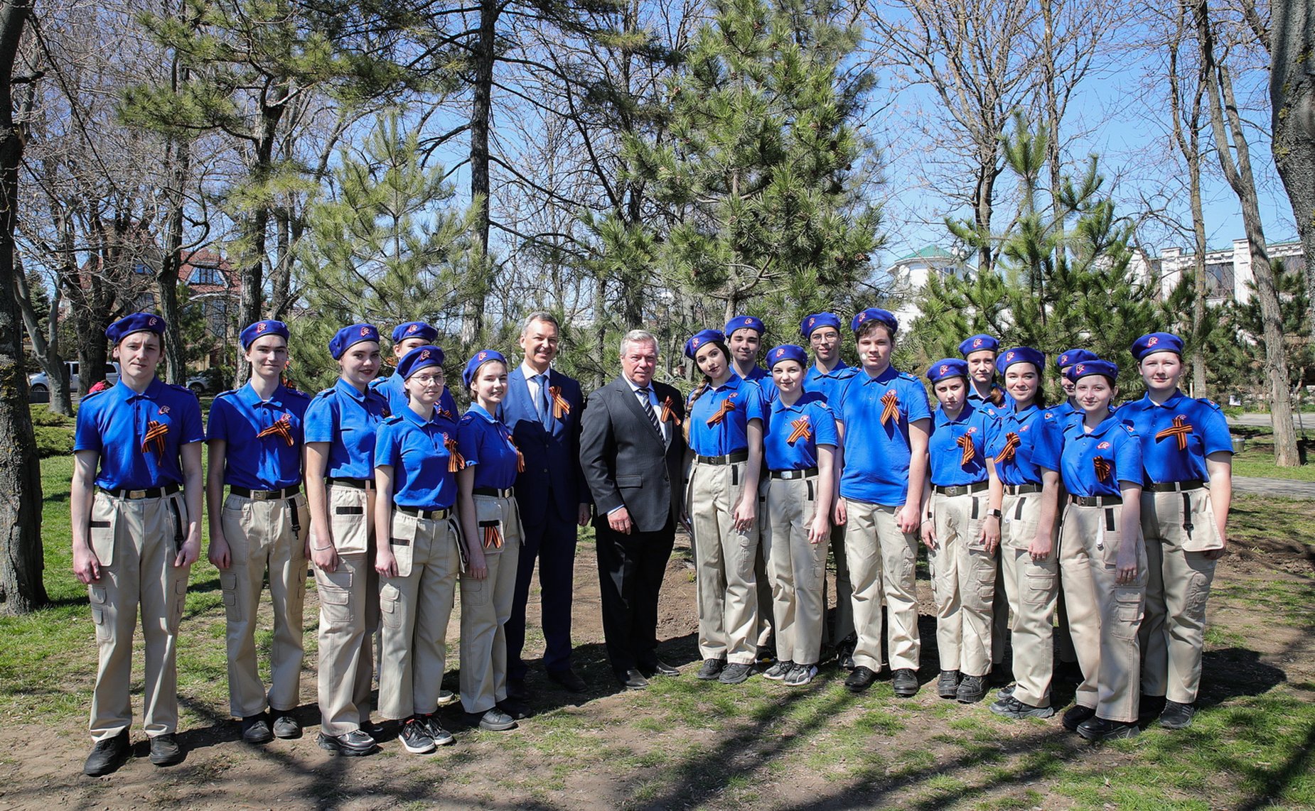 Первый заместитель Председателя Совета Федерации Андрей Яцкин и губернатор Ростовской области Василий Голубев приняли участие в высадке зеленых насаждений в рамках международной акции «Сад памяти» на территории Сквера Петра I