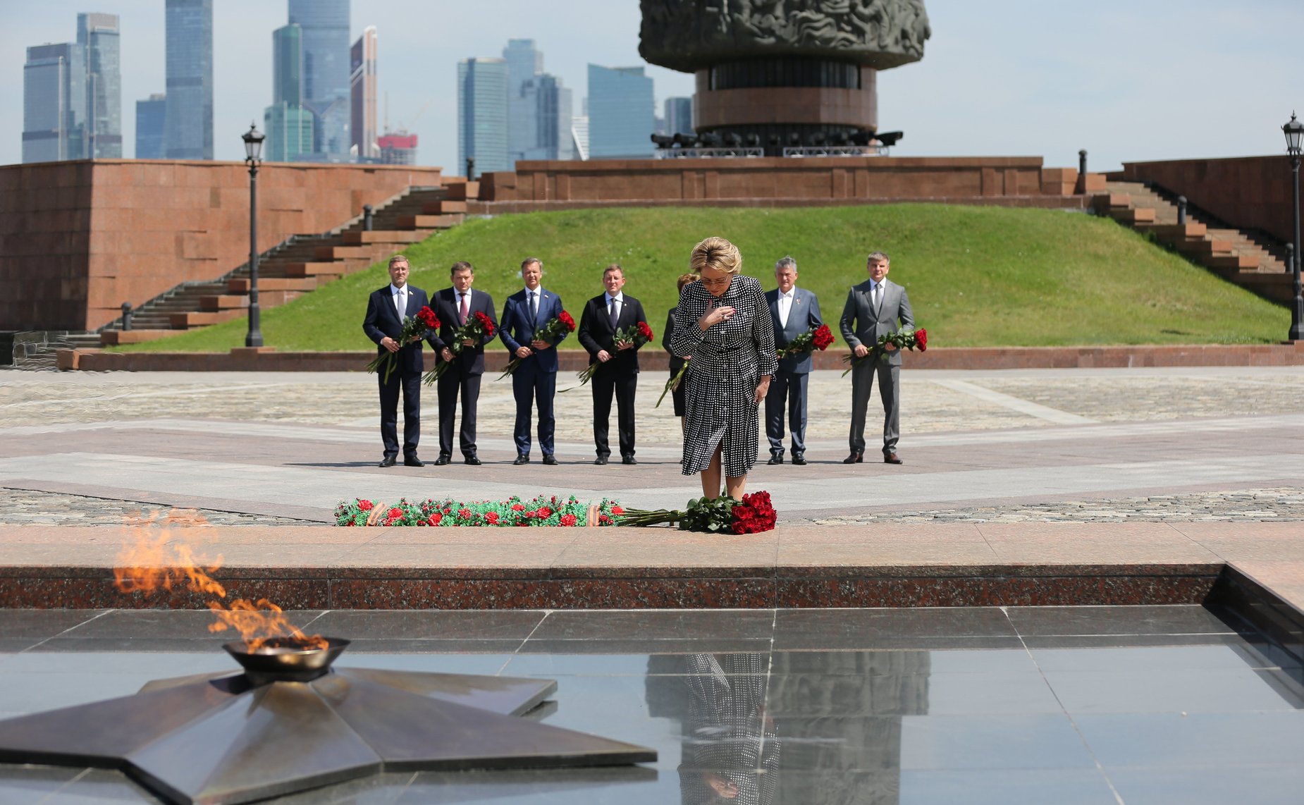 Валентина Матвиенко возложила цветы к Вечному огню в Парке Победы на Поклонной горе