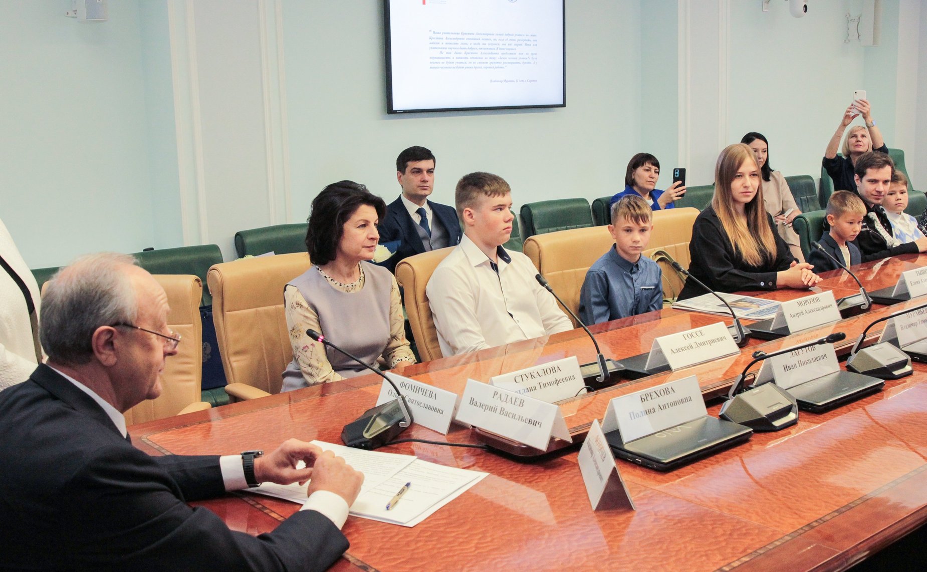 Валерий Радаев наградил победителей седьмого Всероссийского школы-конкурса «Портрет твоего края» 2023 года из Саратовской области и г. Москвы