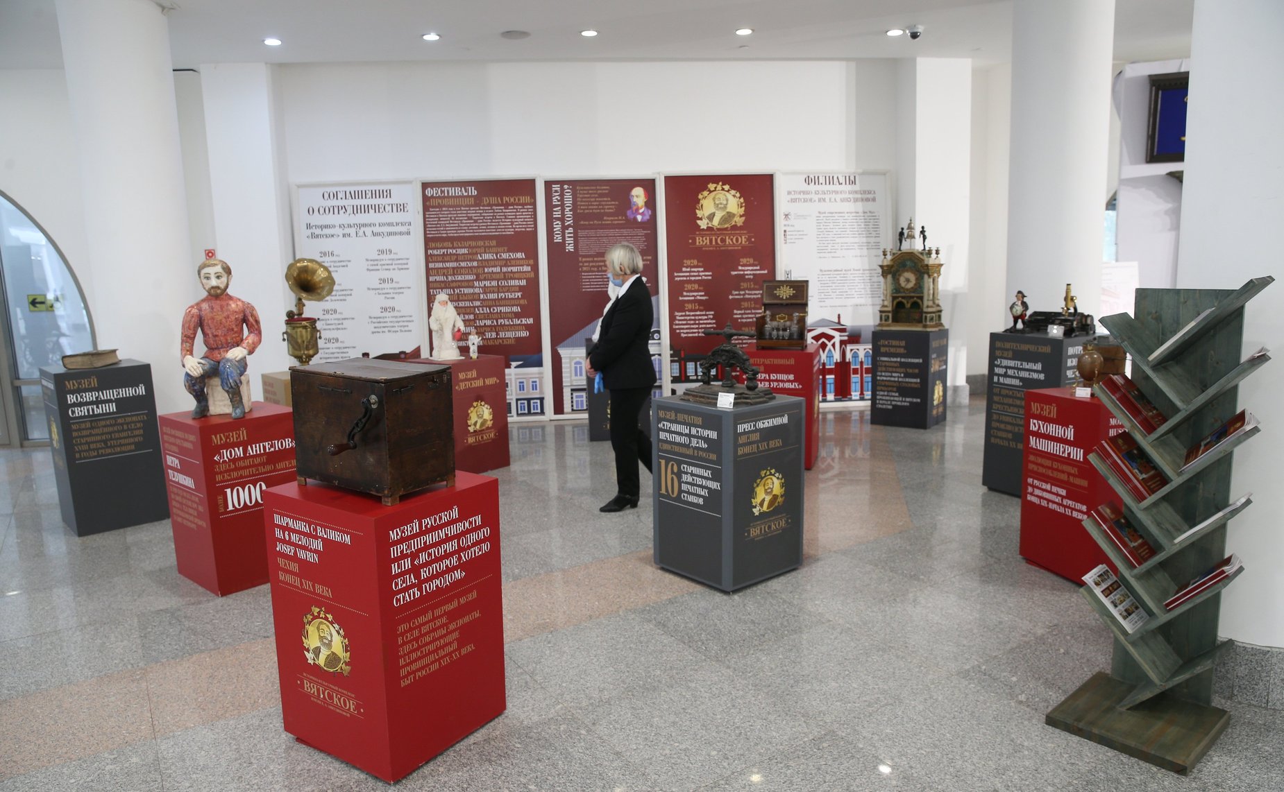 Выставка историко-культурных объектов и изделий мастеров народно-художественных промыслов Ярославской области, проходящая в рамках VIII Парламентского форума «Историко-культурное наследие России»