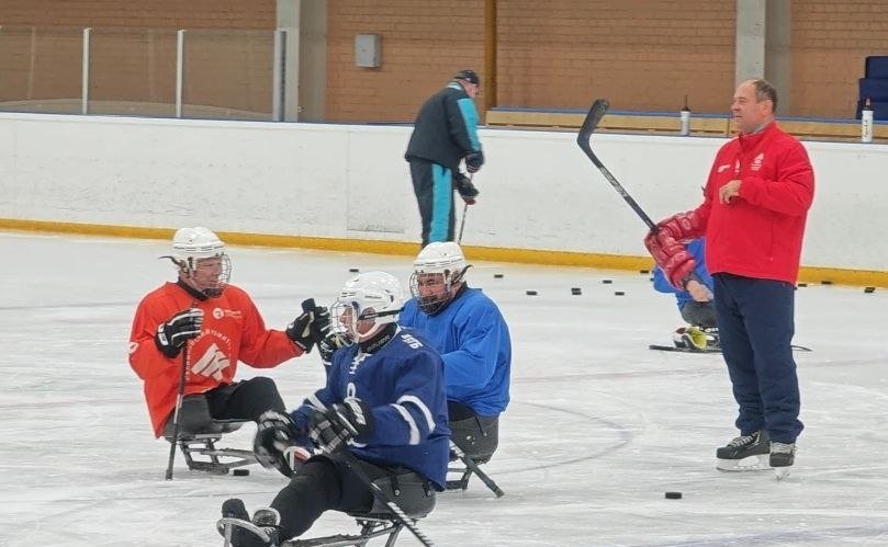 Андрей Хапочкин посетил тренировку сборной Москвы по следж-хоккею
