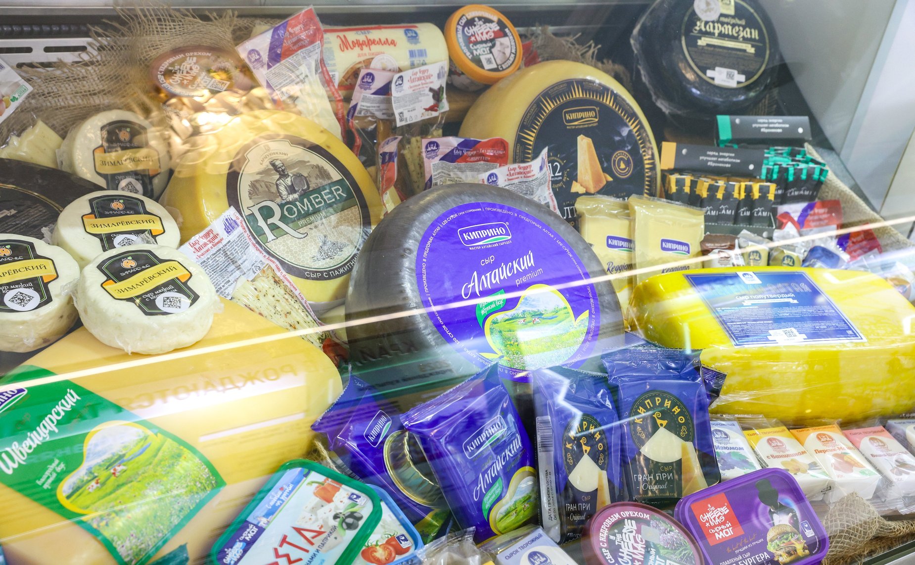 Валентина Матвиенко и Виктор Томенко осмотрели выставку, посвященную истории и перспективным направлениям развития Алтайского края