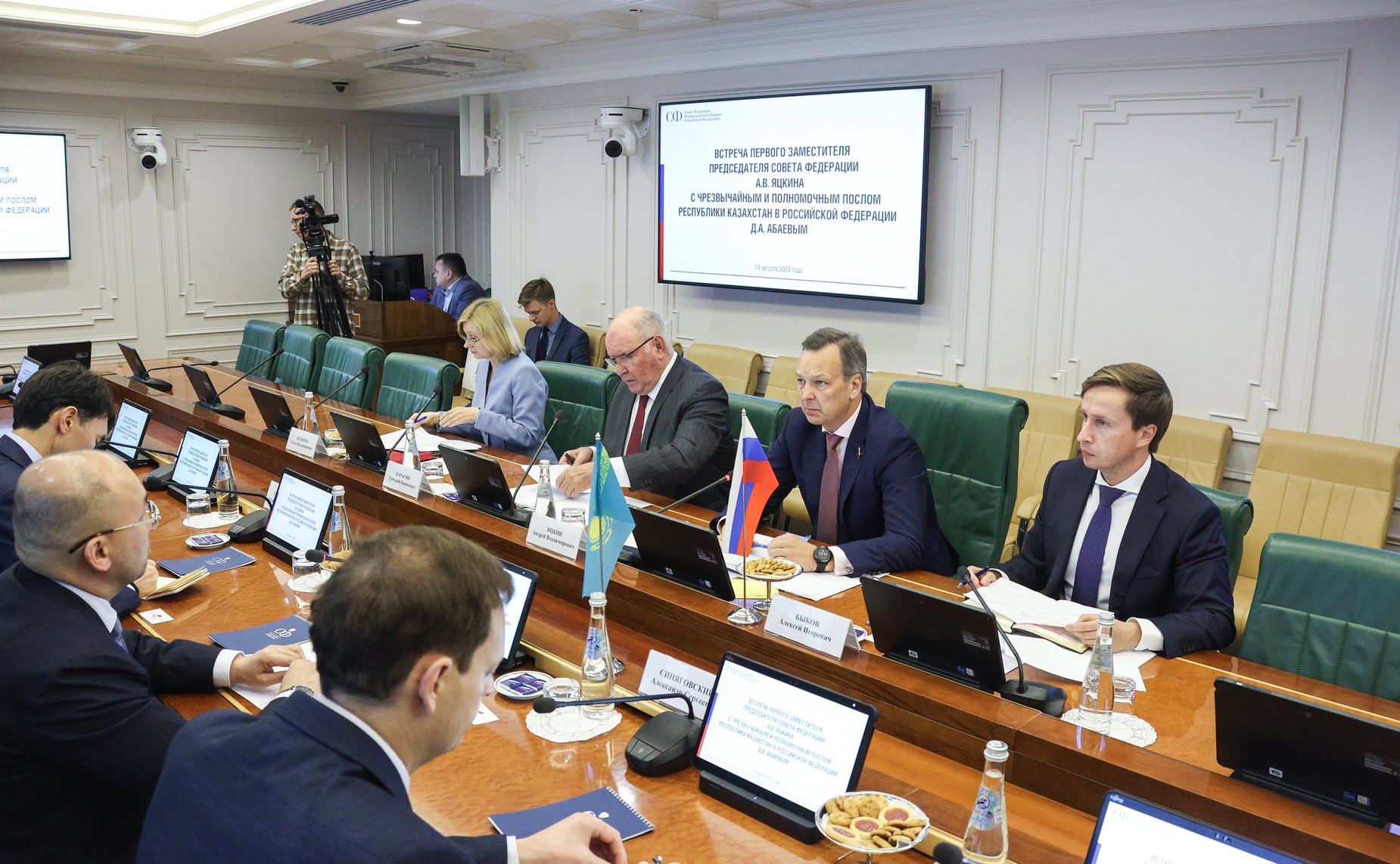 Встреча первого заместителя Председателя Совета Федерации Андрея Яцкина с Чрезвычайным и Полномочным Послом Республики Казахстан в РФ