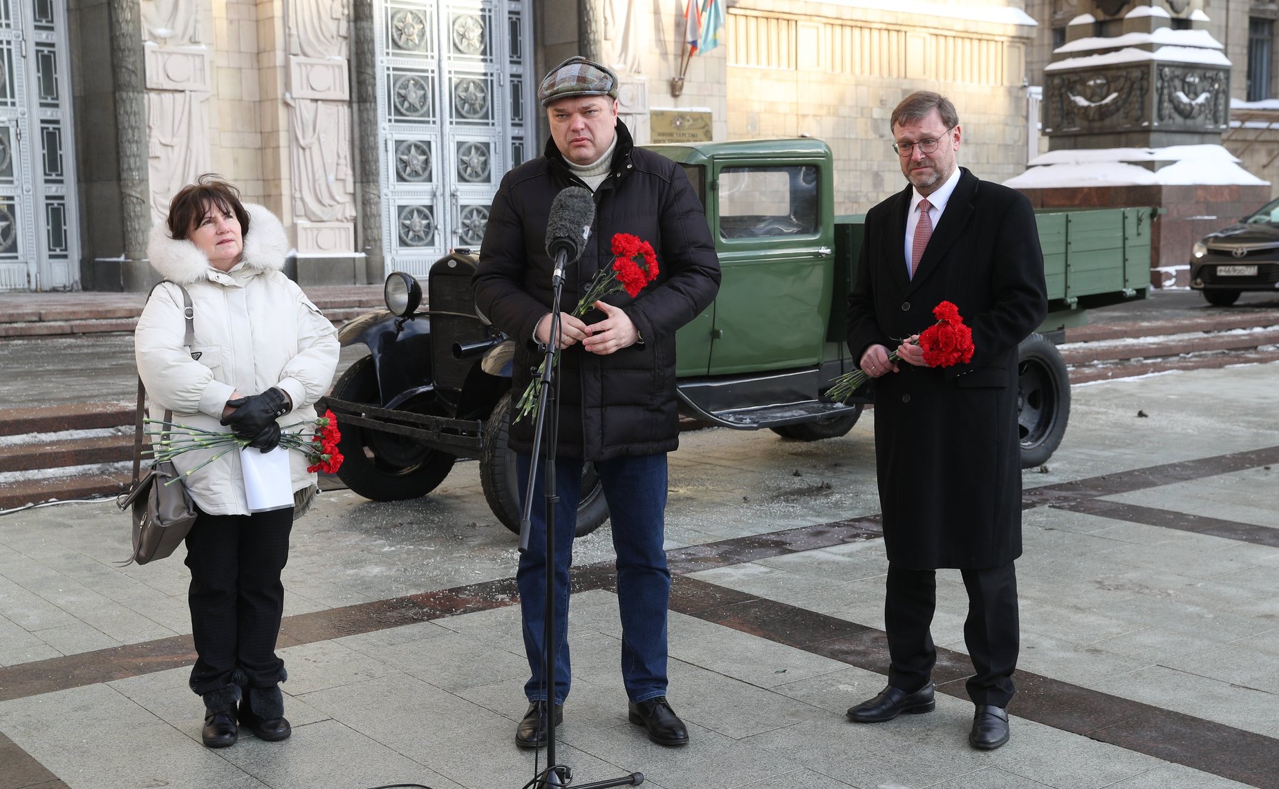 Сенаторы приняли участие в церемонии возложения цветов к «Полуторке» (ГАЗ АА)