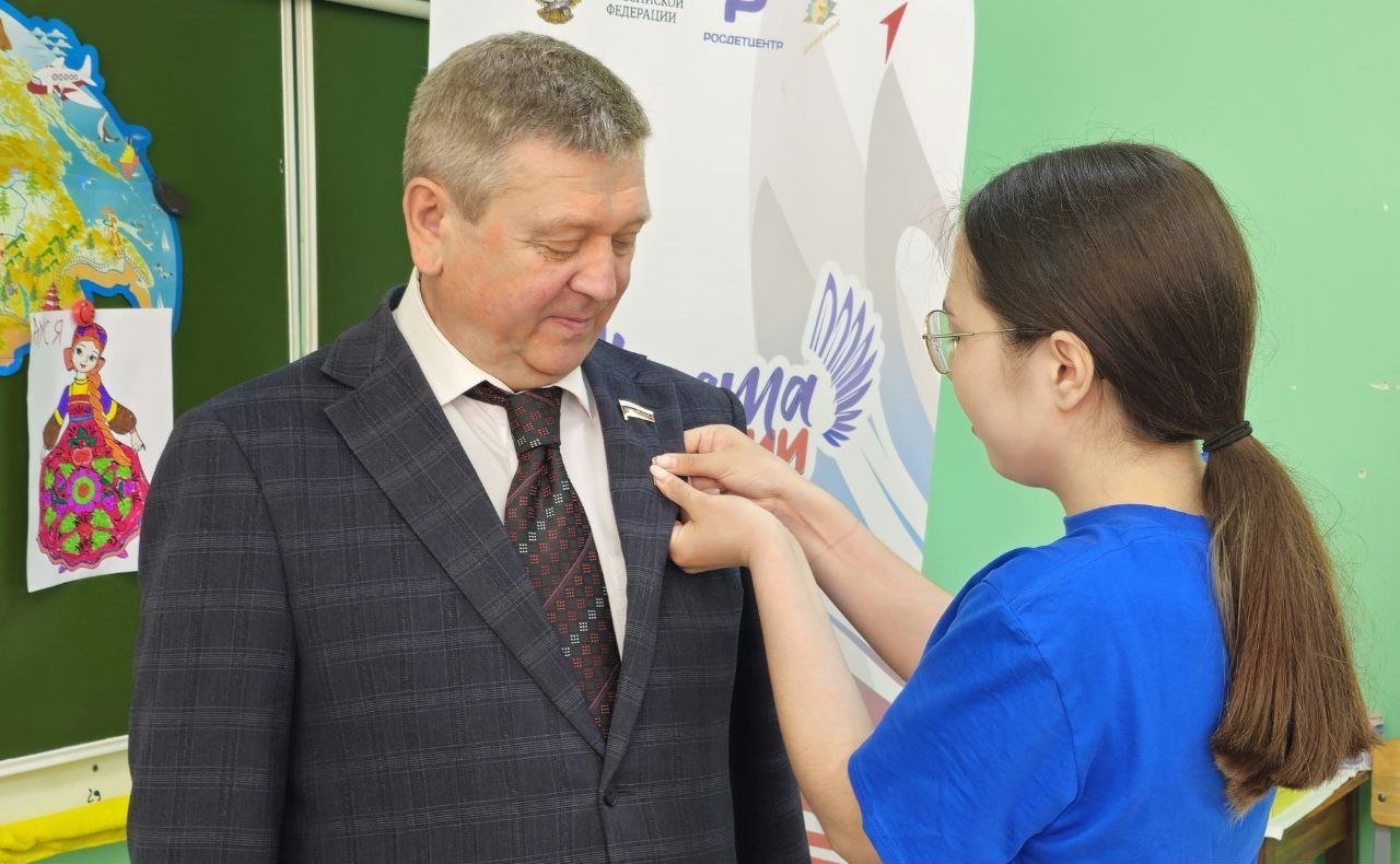 Александр Лутовинов в ходе региональной поездки посетил летнюю площадку «Время Первых» школы посёлка Искателей