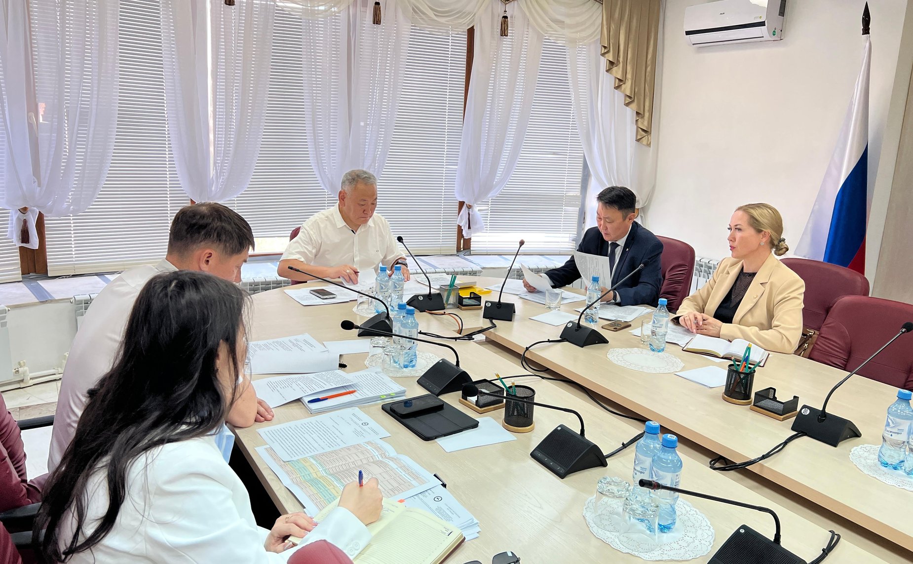 Сахамин Афанасьев провел в якутском парламенте рабочее совещание по вопросу инвентаризации и передачи неиспользуемого федерального имущества, находящегося в неудовлетворительном состоянии на территории Республики Саха (Якутия)