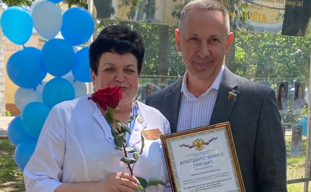 Олег Алексеев в ходе рабочей поездки в регион поздравил медицинских работников города Саратова с профессиональным праздником