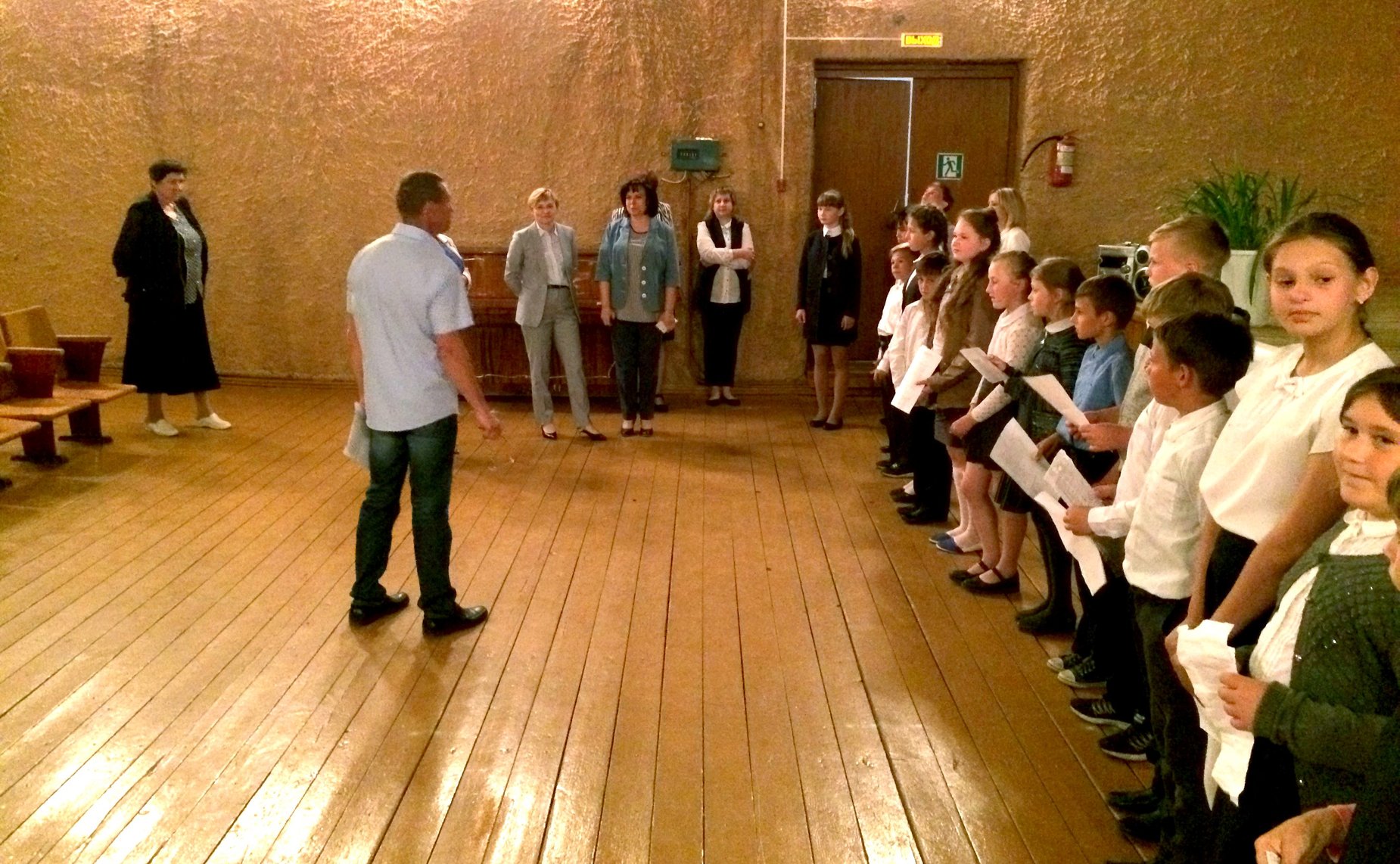 Людмила Бокова посетила одну из местных школ в г. Шиханы, находящейся в ведении министерства обороны