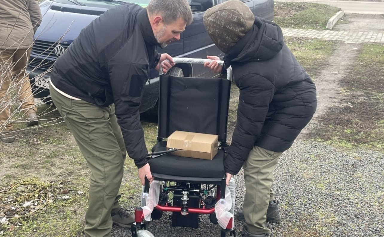 Игорь Кастюкевич передал автоматическую инвалидную коляску жительнице блокадного Ленинграда в Херсонской области