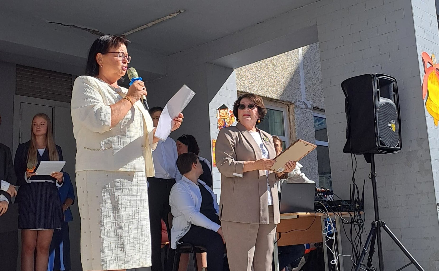 Людмила Талабаева приняла участие в торжественной линейке, приуроченной к празднованию Дня знаний, в средней школе № 74 города Владивостока