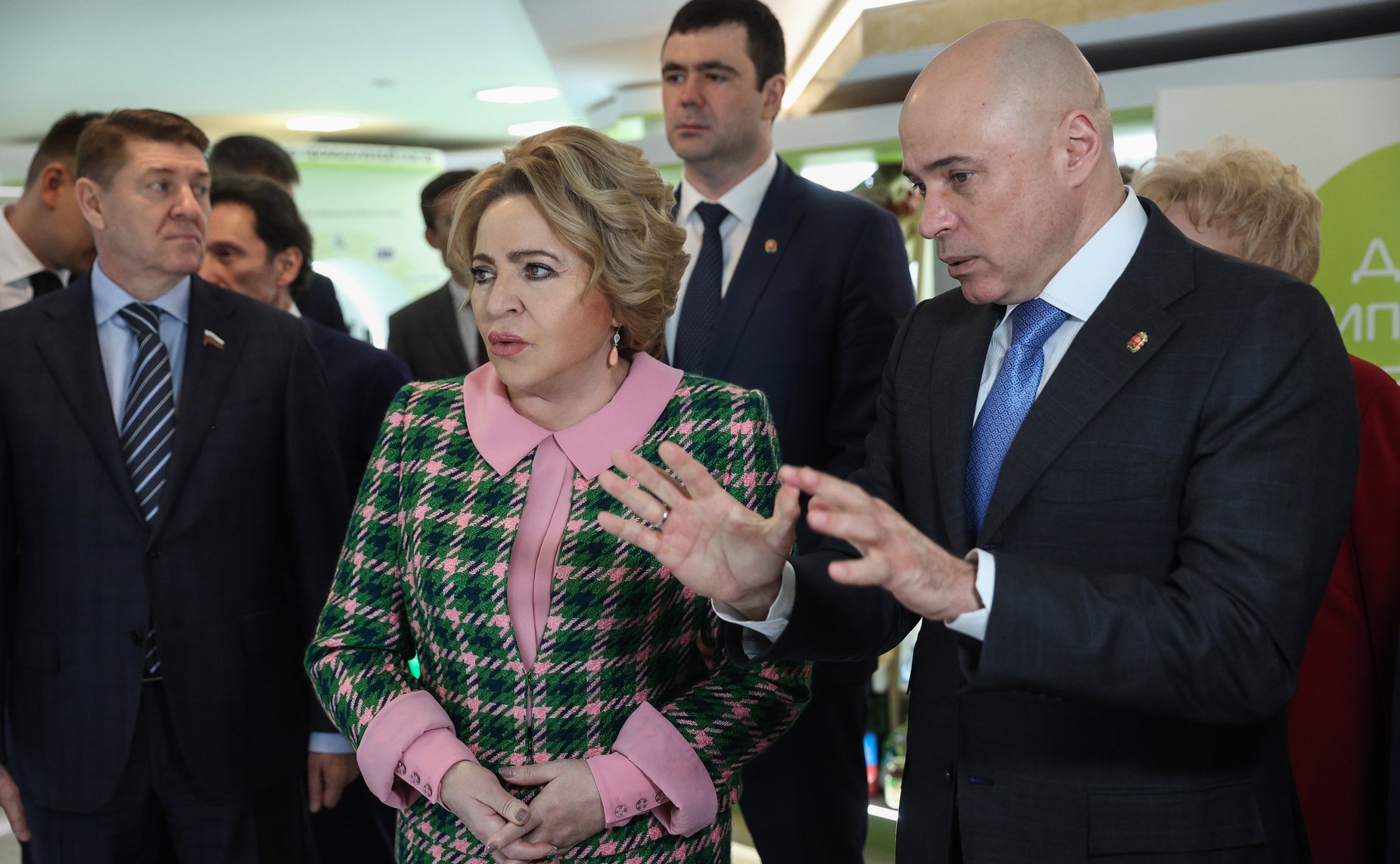 Валентина Матвиенко и Игорь Артамонов осмотрели выставку, посвященную истории и перспективным направлениям развития Липецкой области