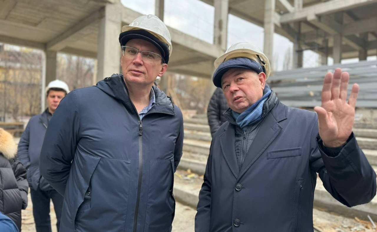 Анатолий Артамонов в рамках рабочей поездки в Кисловодск совместно с главой города Евгением Моисеевым посетил ряд стройплощадок
