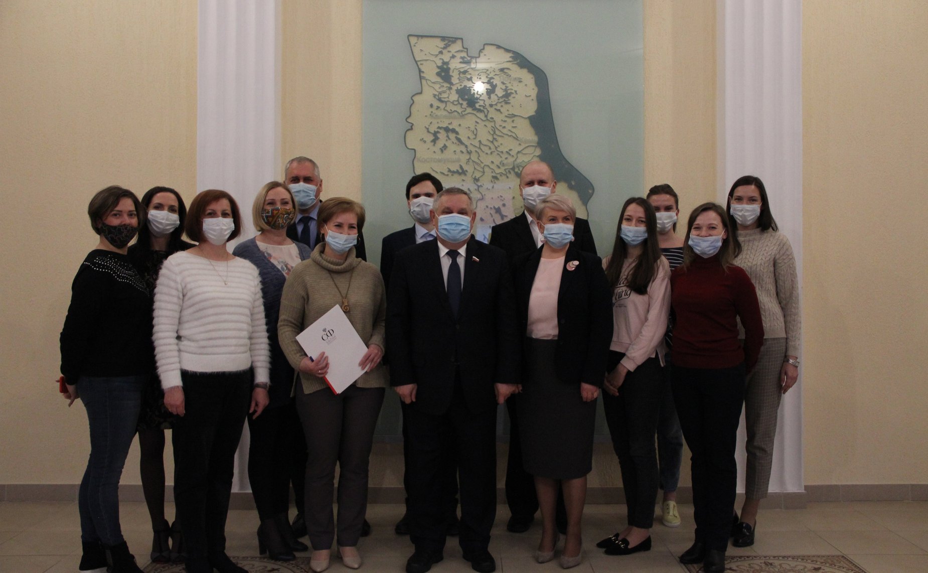 Александр Ракитин провел рабочую встречу в министерстве национальной политики и вручил от имени Комитета СФ по обороне и безопасности благодарственные письма ряду сотрудников министерства