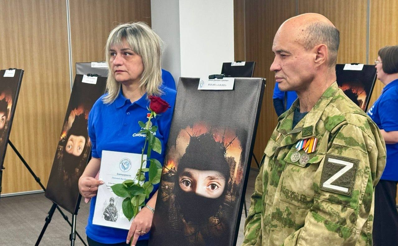 Александр Усс посетил фотовыставку «Посмотри в глаза герою»