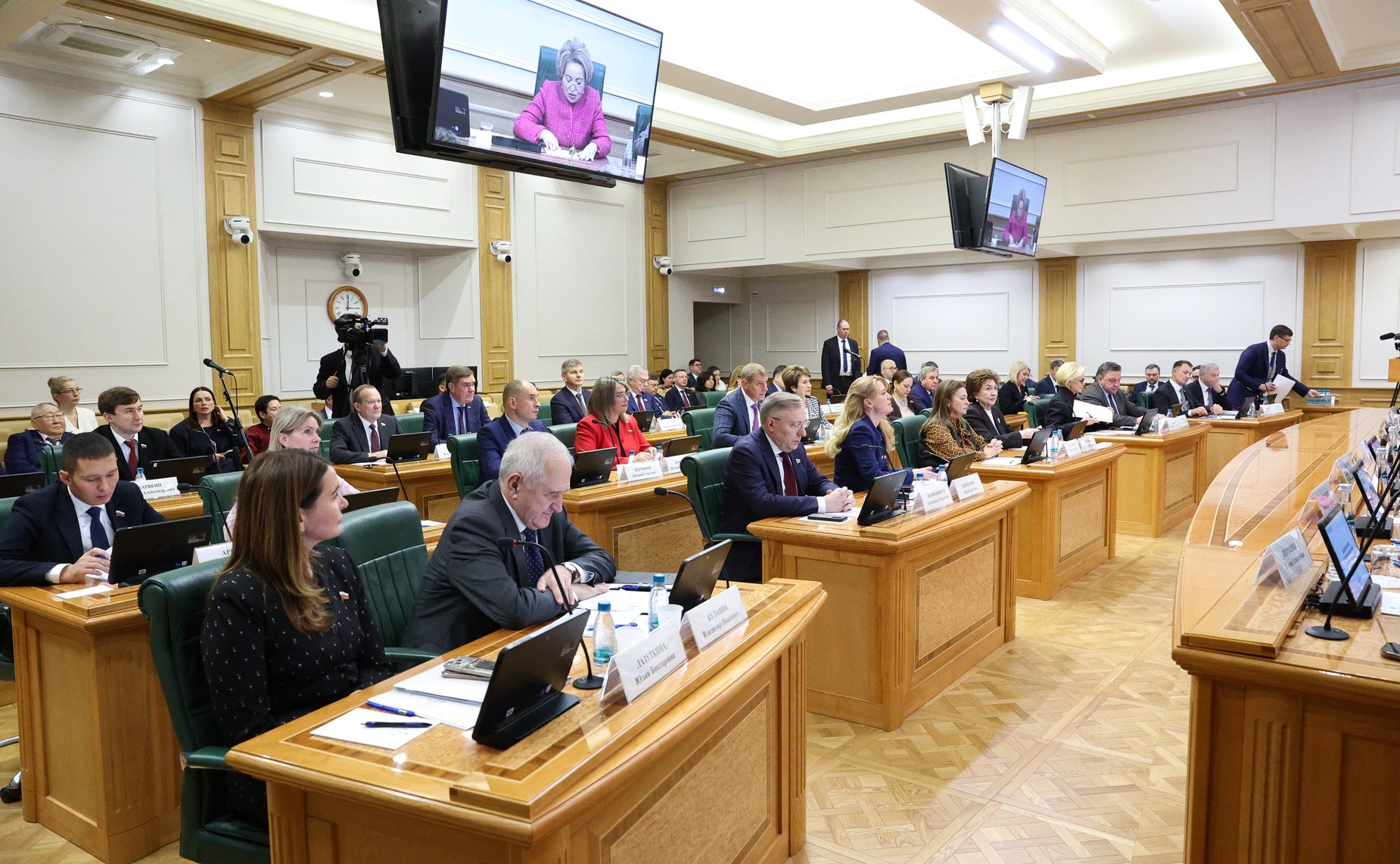 Встреча сенаторов РФ с руководителем Федерального медико-биологического агентства Вероникой Скворцовой в формате «парламентского диалога»