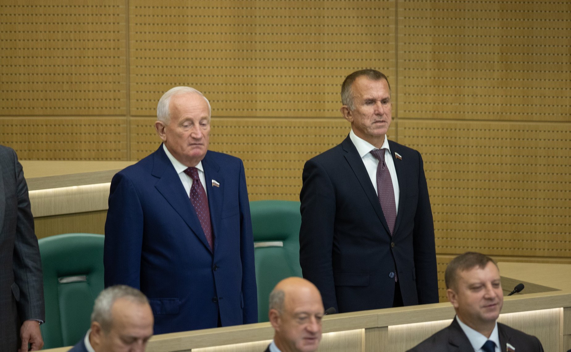 Сенаторы исполняют гимн России перед началом 442-го заседания Совета Федерации