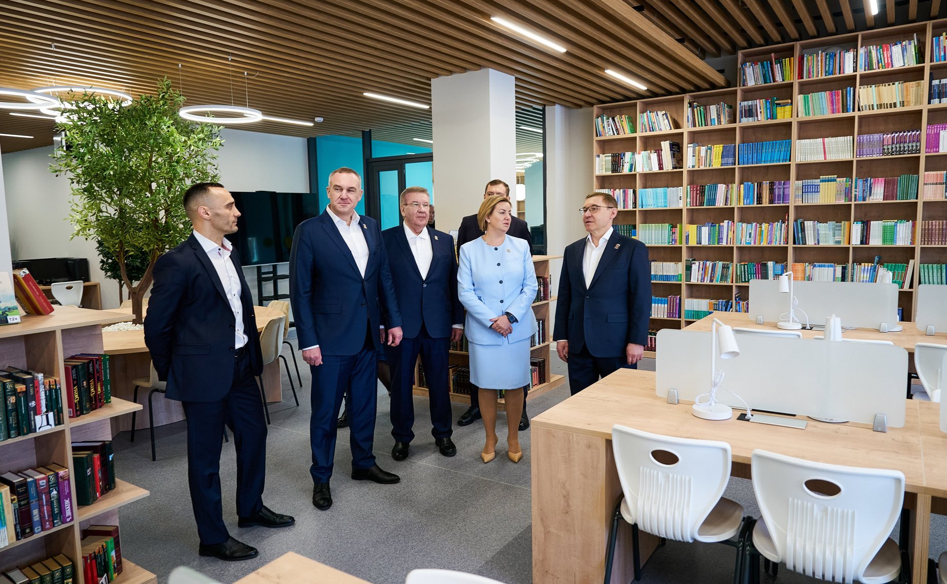 Первый заместитель Председателя СФ Владимир Якушев посетил новый корпус Югорского физико-математического IT-лицея в столице ХМАО Югре